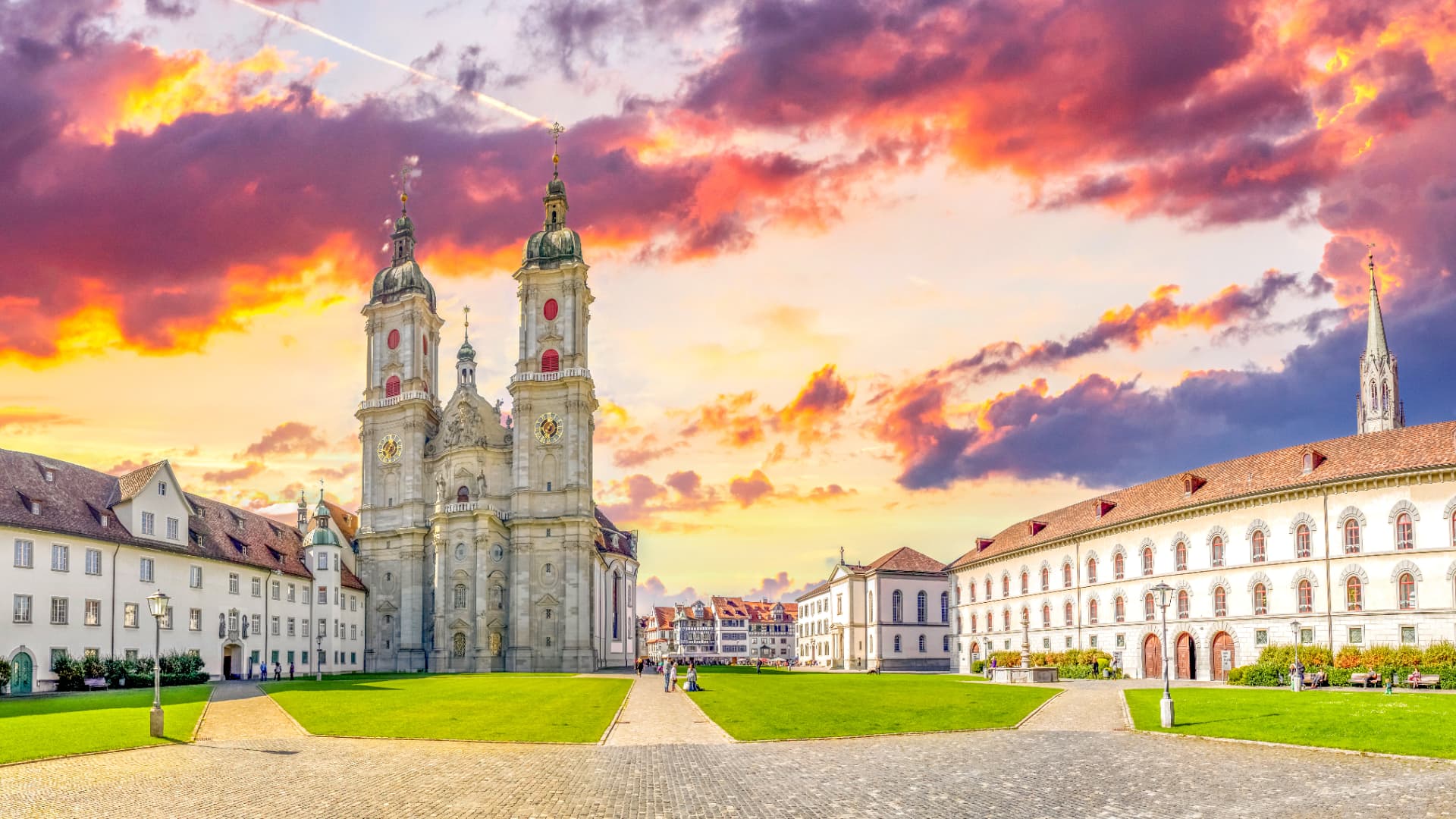 Der Stiftsbezirk St. Gallen mit der Kathedrale und dem Klosterhof bei Abendlicht